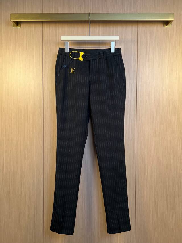 Lv 驴家 条纹黑色长裤西裤。精致品牌元素金属Logo 简约高级感爆满 完美兼具商务与休闲风格穿搭 尺寸：29-38