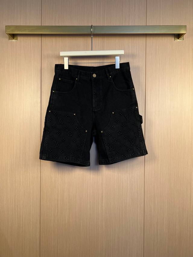 Lv 23Ss 压花浮雕半袖牛仔短裤 第一时间原版购入开发，王鹤棣&黄明昊同款，各路网红明星上身带货。面料采用7*7支精梳赛络纺纱做加厚480克斜纹牛仔面料，隐