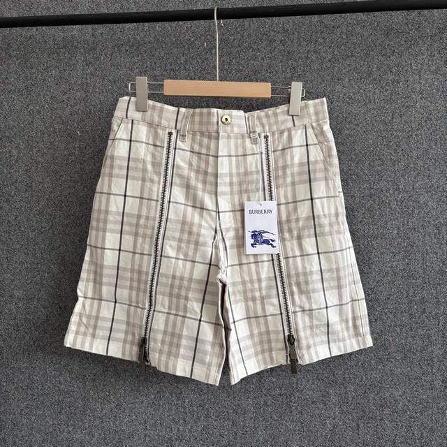 Bur*Rry 2025Ss 春夏新款 走秀款 经典格纹短裤 定制交叉提花平纹面料 正面拉链拼接 后方翻盖口袋 直筒剪裁版型 休闲款式 男女同款 不挑人穿 尺码