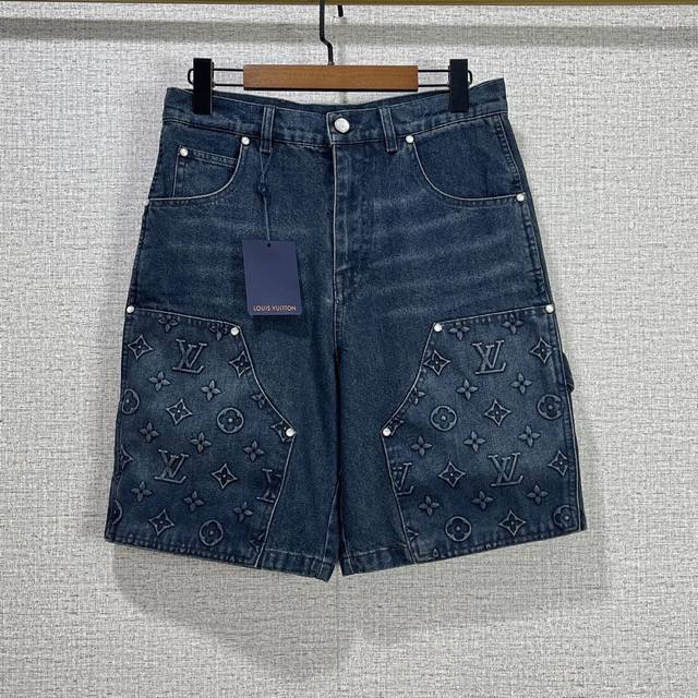 Lv 2025Fw 早秋新款 新款式 重工牛仔工装短裤 白色刻字钉珠纽扣 定位裁片拼接设计 轻微深蓝色洗水 经典Monogram元素点缀 锤子固定环呈现L和V字