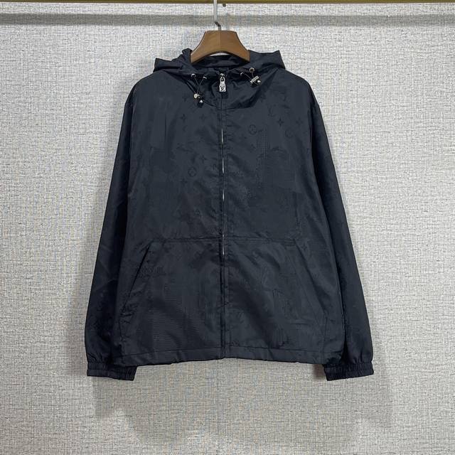L*Uis Vuitton 春夏新品 提花连帽夹克外套 采用锦纶提花面料打造 帽口下脚松紧Logo卡扣 收放自如 拉链式连帽开衫 休闲微落肩设计 早春男款 黑色