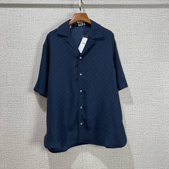 Di*R 2025 Ss 春夏新款 丝质面料翻领短袖衬衫 直筒剪裁版型 通体饰以经典Oblique 印花 刻字纽扣开合门襟 圆弧式底边 休闲款式不挑人穿 尺码：