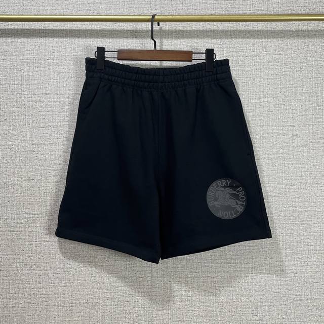 Bbr春夏新品 松紧腰抽绳短裤 选用轻盈翻面绒棉质面料打造 呈现休闲版型。裤腿印花灵感来自 20世纪上半叶的品牌典藏目录， 融入马术骑士徽标 Ekd ， 交织环