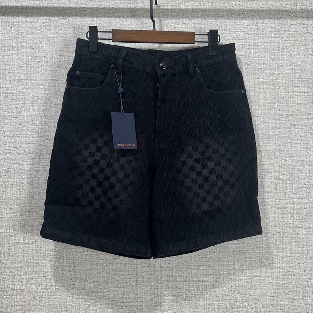 驴家 25Ss新款阔腿牛仔裤为水洗复古丹宁布铺陈深浅不一的 Damier 植绒图案，再将 Marque L.Vuitton DéPoséE 标识融入其间。珠光扣