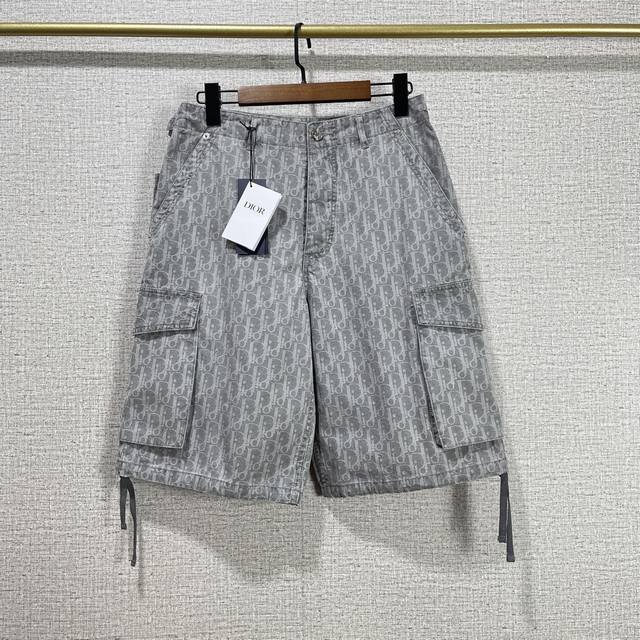 Dio* 迪奥 25Ss满印提花牛仔短裤 面料字母采用拔印工艺，是将原本纱线的颜色拔成白灰色，非市面上所谓的印花或者提花面料，面料质感有厚感便硬挺，非市面软啪啪