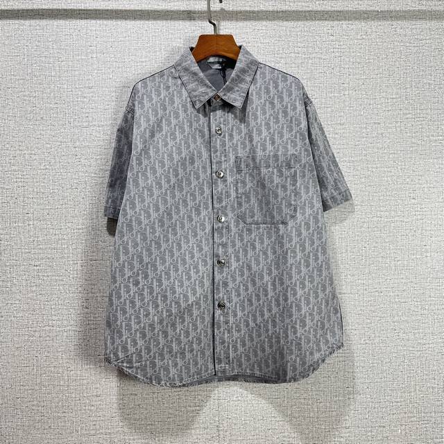 Dio* 迪奥 25Ss满印提花短袖衬衫 面料字母采用拔印工艺，是将原本纱线的颜色拔成白灰色，非市面上所谓的印花或者提花面料，面料质感有厚感便硬挺，非市面软啪啪