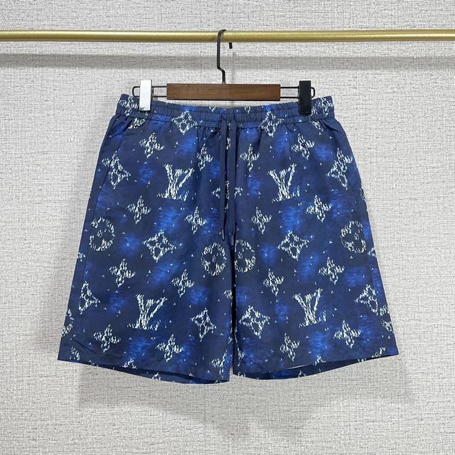 Lv *25夏季新款男士休闲短裤沙滩裤，高级定制聚酯纤维面料 ！凉爽透气舒适度极高，印花细节无可挑剔，顶级品牌Logo五金辅料配备，原版Logo设计理念，手感细
