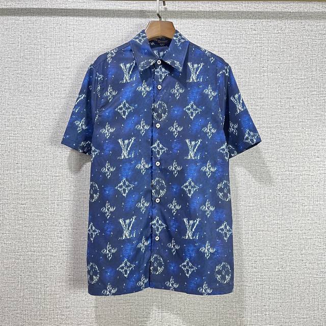 Lv*驴家休闲衬衫 一直以来都是这个季节必不可少的单品一件好的衬衫凸显的 不仅仅是气质，款细节做的独一无二衬衣很讲 究品质经典的款式每年都是爆款！做工的细节很到