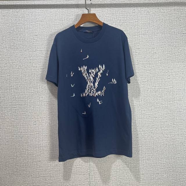 Lv*2025新品上架 重工刺绣 定制Yb原生全棉材质 透气舒适 质感十足 宽松落肩T恤裁剪 凸显品牌格调 采用克重纯棉制成 略带有弹力 呈现显瘦视觉效果 以帆