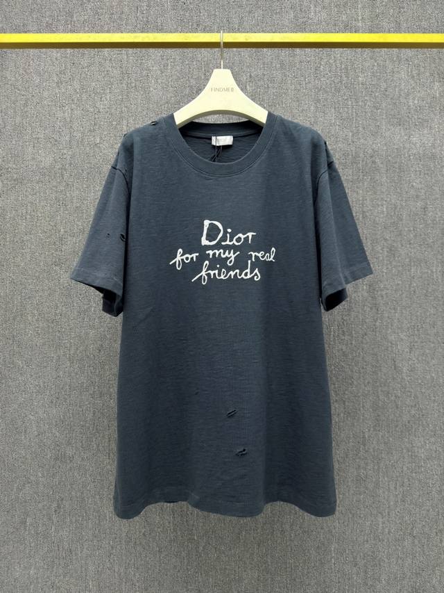 D*Or Christian25Ss春夏新品 圆领短袖体恤衫 采用棉质舒适亲肤面料 胸前Logo线性镂空式刺绣 不规则洗破工艺 简约版型 高级质感 休闲落肩款