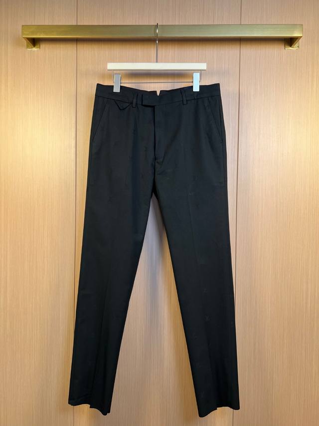Lv路易 25Ss早秋全幅暗纹提花西裤 辅料： 定制1:1 Lv 牛角合金扣 定制1:1 Lv 合金纽扣 定制1:1 Lv 双D扣铜链 定制1:1 Lv 织唛标