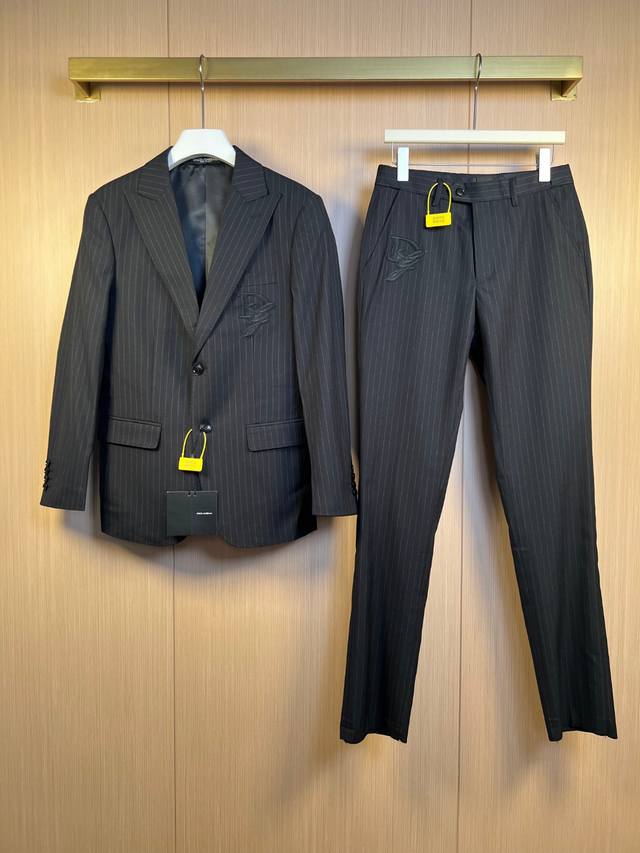 套装 Dg 杜嘉班纳 2025 官网同步 新款条纹西服 很有力的彰显了品牌特质 通体的造型依然沿袭了迪家的美学基调 将禁欲系极简风发挥到极致 无需过多繁复的工艺
