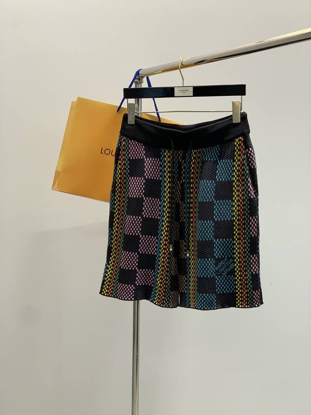 一套 ，Louisvuitton 路易威登，2025春夏最新款，专柜同步有售，原单狠货，时尚休闲针织短袖套装，上身很有特点！吸睛而有亮点，进口原版面料，顶级针织