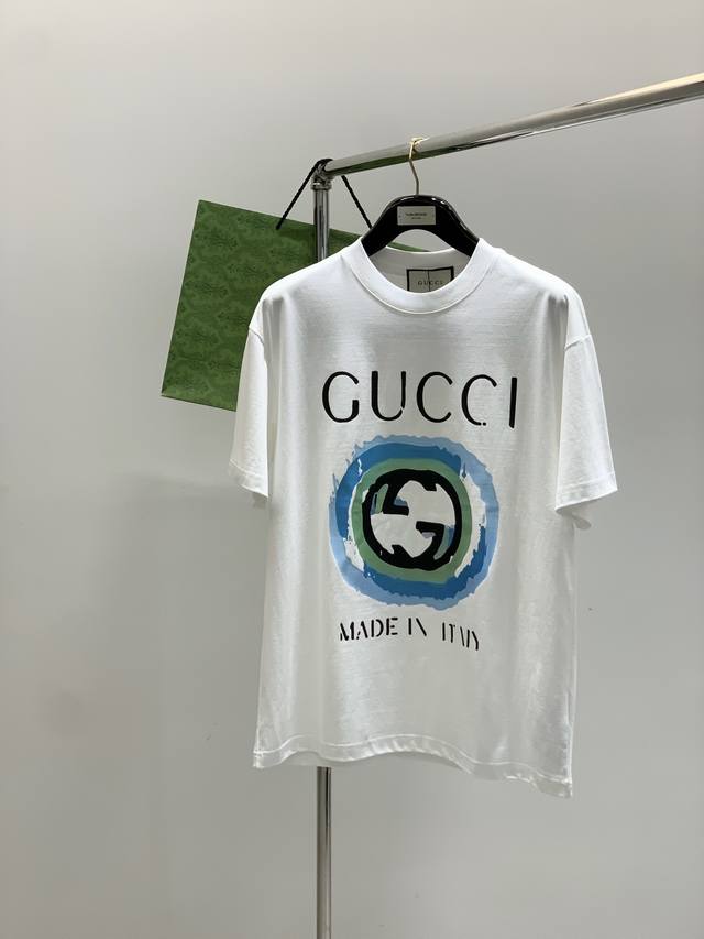 Gucci 古驰，2025夏季最新款，专柜同步有售，原单狠货，时尚休闲圆领短袖T恤，上身很有特点！吸睛而有亮点，进口原版面料，顶级印花工艺字母图案装饰Logo，