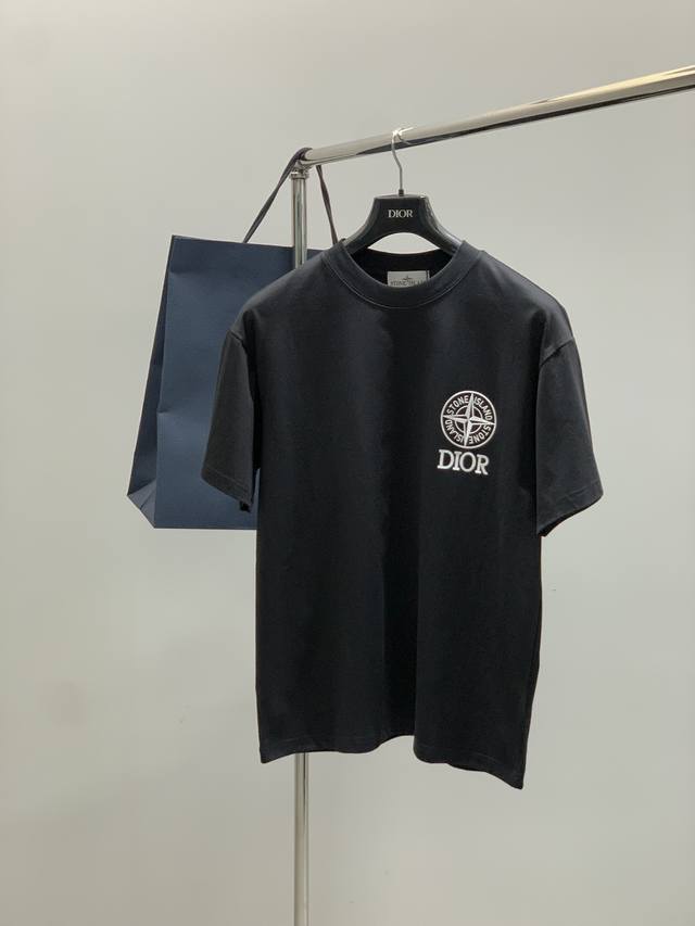 Stone Island＆Dior 石头岛&迪奥联名款，2025夏季最新款，专柜同步有售，原单狠货，爆款时尚休闲圆领短袖T恤，进口原版面料，独特设计，顶级印花工
