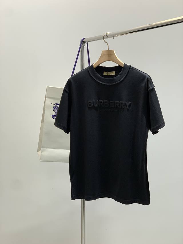 Burberry 巴宝莉，2025夏季最新品，专柜同步有售，原单狠货，时尚休闲圆领短袖T恤，进口原版面料，上身舒适透气，顶级印花工艺字母图案装饰Logo，档次极