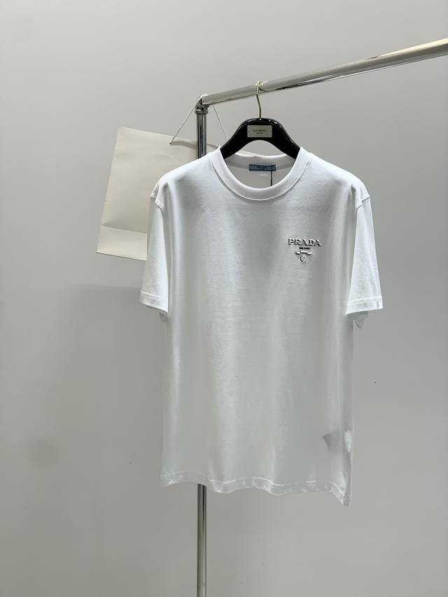 Prada 普拉达，2025夏季最新品，专柜同步有售，时尚休闲翻领短袖T恤，进口原版面料，做工极为复杂，唯一可以做代购级别的渠道狠货，顶级印花工艺字母图案Log