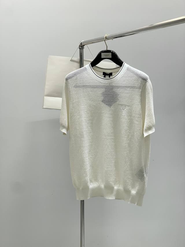 Prada 普拉达，2025夏季最新品，专柜同步有售，时尚休闲圆领针织短袖T恤，进口原版面料，做工极为复杂，唯一可以做代购级别的渠道狠货，顶级刺绣工艺字母图案L