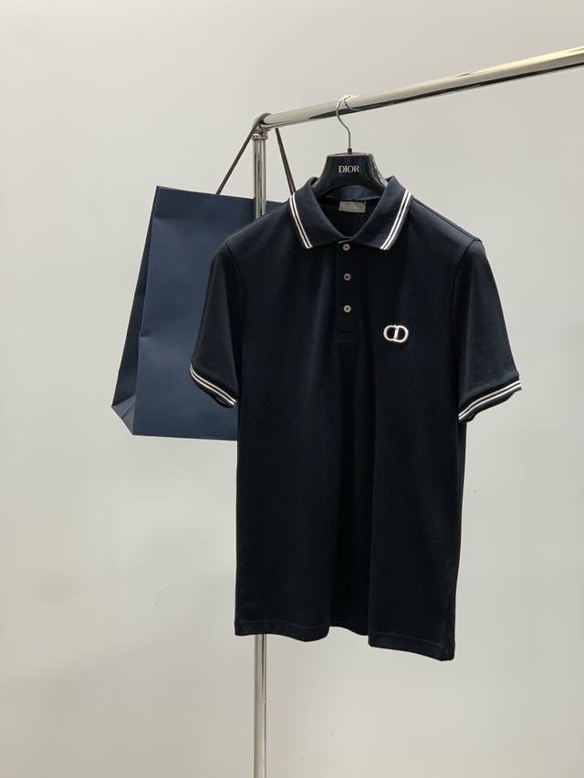 Dior 迪奥， 2025夏季新品，专柜同步有售，简约时尚休闲翻领短袖T恤，原版进口面料，舒适透气，顶级刺绣工艺字母图案Logo，档次极高，独特设计，上身时尚帅