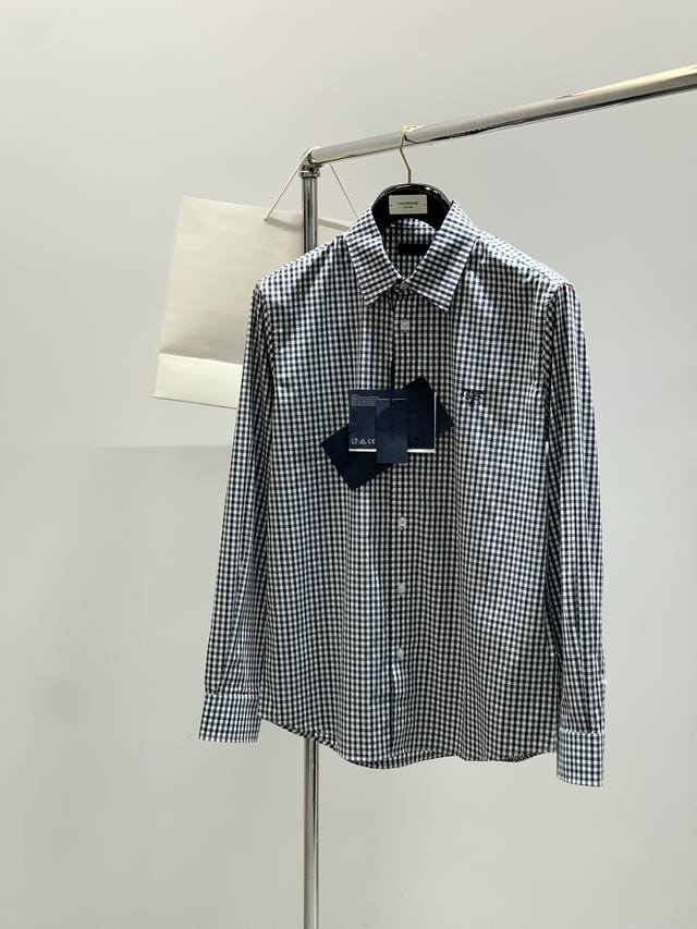 Prada 普拉达，2025春季最新品，专柜同步有售，时尚休闲长袖衬衫，进口原版面料，做工极为复杂，唯一可以做代购级别的渠道狠货，顶级刺绣工艺字母图案Logo，