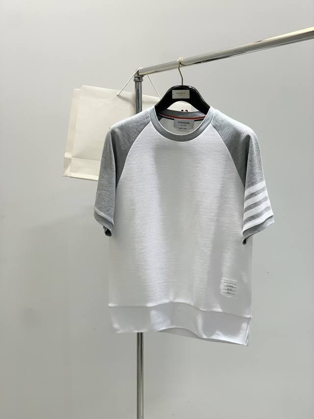 Thom Browne 汤姆 布朗 ，2025夏季最新品，时尚休闲短袖T恤，专柜同步有售，原单狠货，采用进口原版面料，舒适度极佳，顶级印花工艺字母图案Logo，