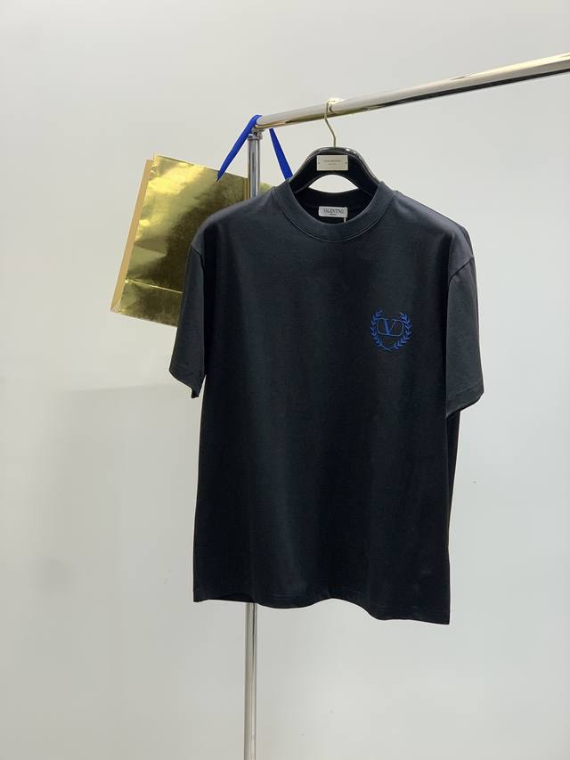Valentino 华伦天奴，2025夏季新品，时尚休闲圆领短袖T恤，专柜同步有售，原单狠货，进口原版面料，顶级印花工艺字母图案装饰Logo，潮人必备，档次极高