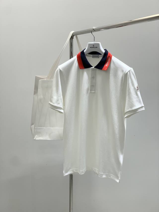 Moncler 蒙口，2025夏季最新品，专柜同步有售，原单狠货，时尚休闲翻领短袖T恤，上身舒适！吸睛而有亮点，采用进口原版面料，顶级刺绣工艺字母图案Logo，