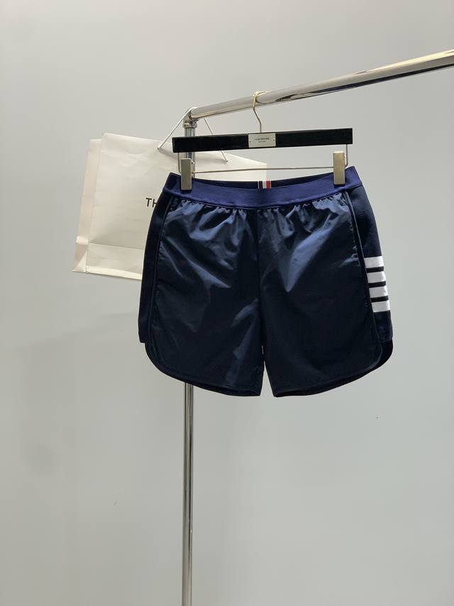 Thom Browne 汤姆 布朗，2025夏季最新品，时尚休闲短裤，专柜同步有售，原单狠货，采用进口原版面料，舒适度极佳，顶级印花工艺字母图案Logo，原版五