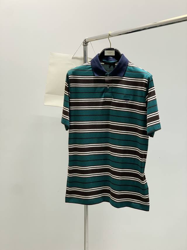 Prada 普拉达，2025夏季最新品，专柜同步有售，时尚休闲翻领短袖T恤，进口原版面料，做工极为复杂，唯一可以做代购级别的渠道狠货，顶级刺绣工艺字母图案Log