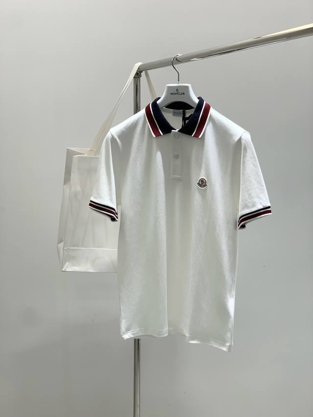 Moncler 蒙口，2025夏季最新品，专柜同步有售，原单狠货，时尚休闲翻领短袖T恤，上身舒适！吸睛而有亮点，采用进口原版面料，顶级刺绣工艺字母图案Logo，