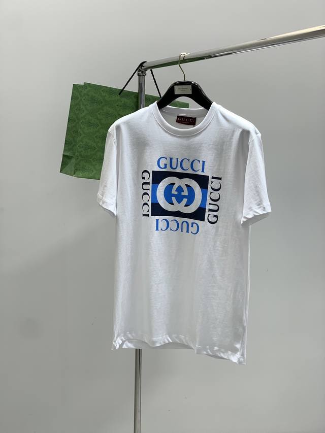 Gucci 古驰，2025夏季最新款，专柜同步有售，原单狠货，时尚休闲圆领短袖T恤，上身很有特点！吸睛而有亮点，进口原版面料，顶级印花工艺字母图案装饰Logo，