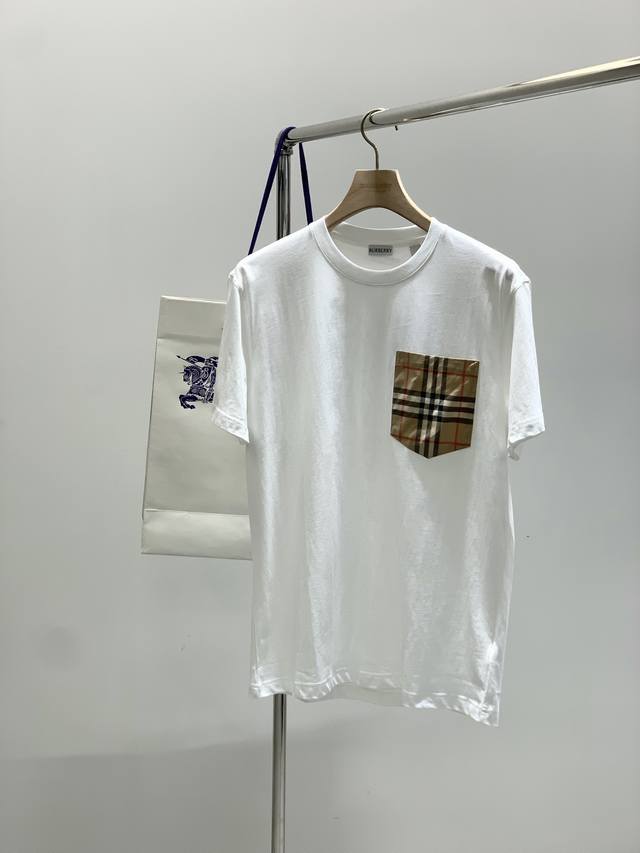 Burberry 巴宝莉，2025夏季最新品，专柜同步有售，原单狠货，时尚休闲圆领短袖T恤，进口原版面料，上身舒适透气，顶级印花工艺字母图案装饰Logo，档次极