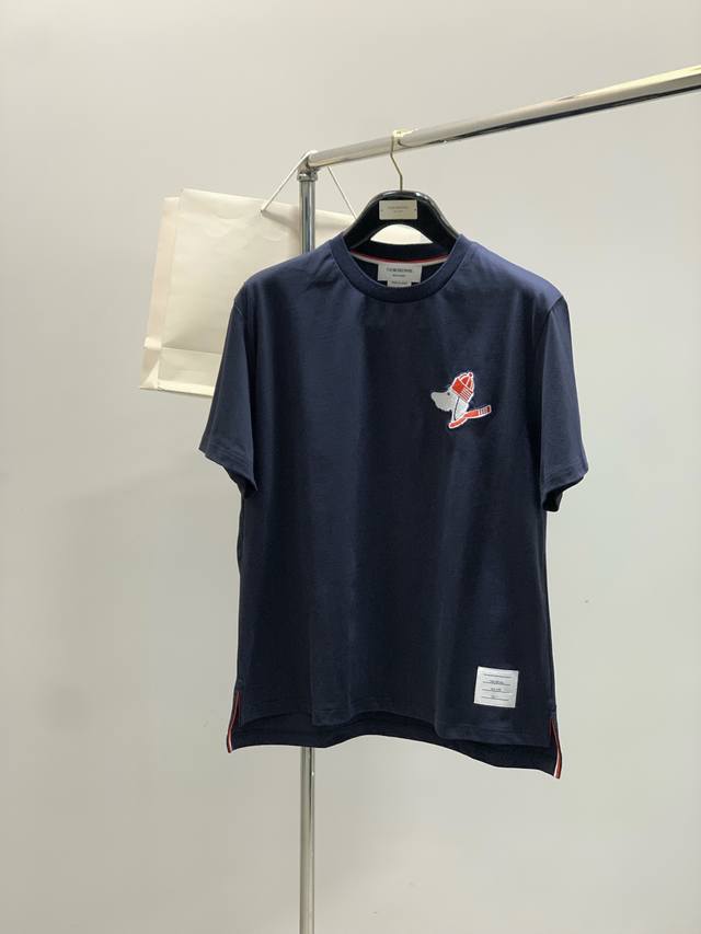 Thom Browne 汤姆 布朗 ，2025夏季最新品，时尚休闲短袖T恤，专柜同步有售，原单狠货，采用进口原版面料，舒适度极佳，顶级刺绣工艺字母图案Logo，