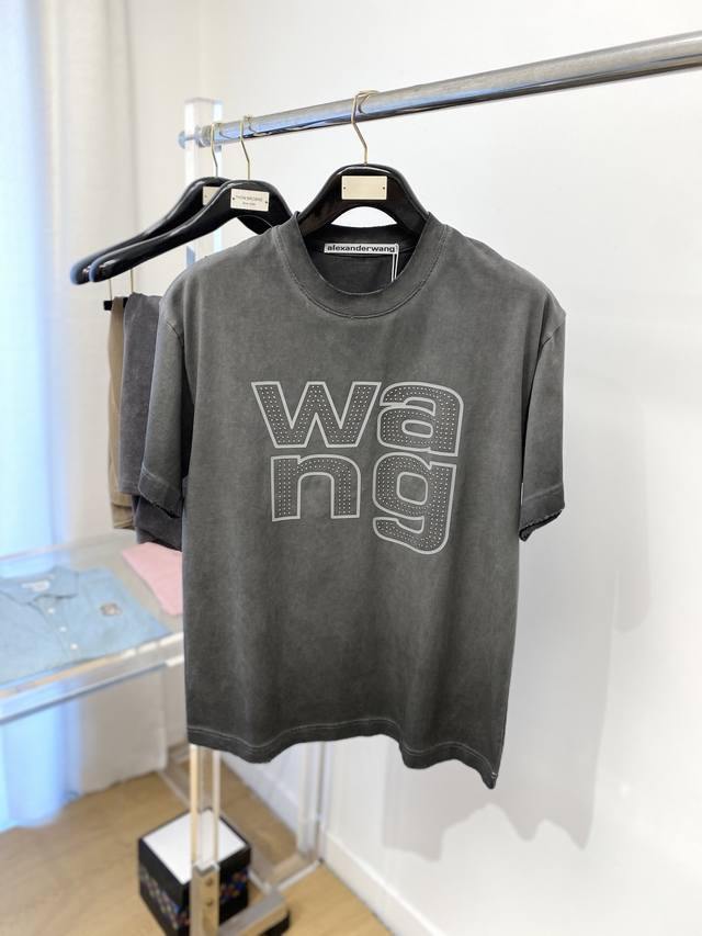 Alexarderwang、2025最新款短袖T恤，帅气时尚，胸前顶级烫钻印胶字母Logo，简约百搭款。面料棉 不仅挺括，保持潮流的廓形，又穿着舒适，纱织更细腻