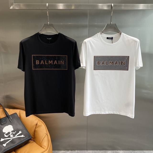 巴尔曼家 Balmaint恤 黑白经典与闪耀方块的时尚融合黑色沉稳大气，白色清爽干净 。胸前长方形区域内，闪烁的小方块背景独特又亮眼，“Balmain”字样以质
