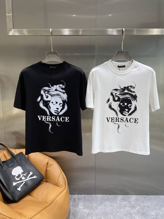 范家 范思哲短袖 经典黑色打底，美杜莎印花+“Versace” 字母，版型是微宽松设计，M-3Xl 隔天