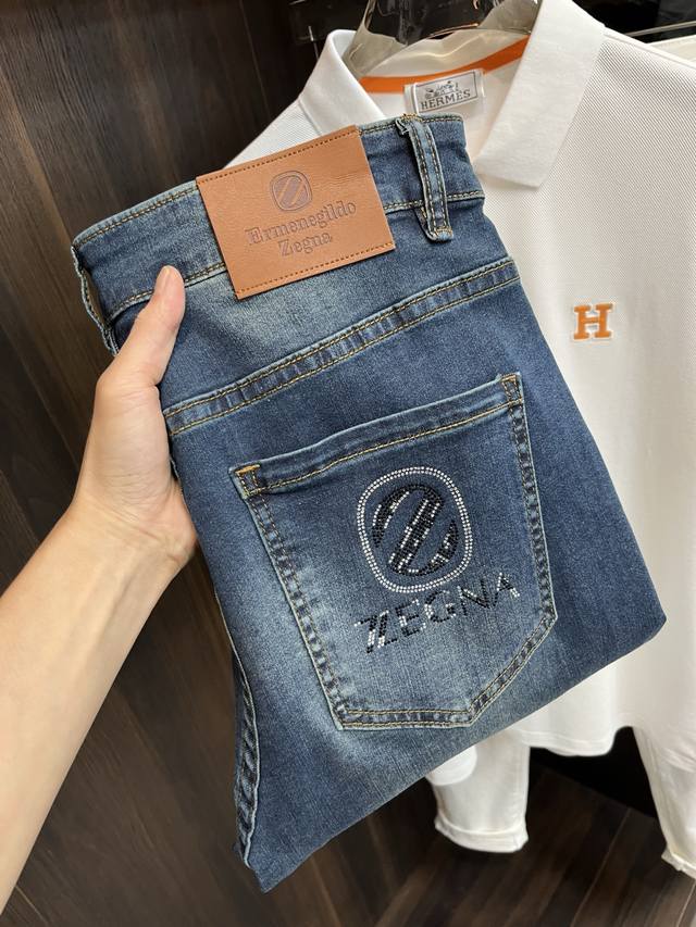 主推 Zegna 杰尼亚 独家专供新款秘潮男时尚休闲牛仔裤，高端欧版原单裤子，潮流时尚休闲裤子 透气舒适度高，细节无可挑剔，品牌元素设计理念，体现高品质。呈现休