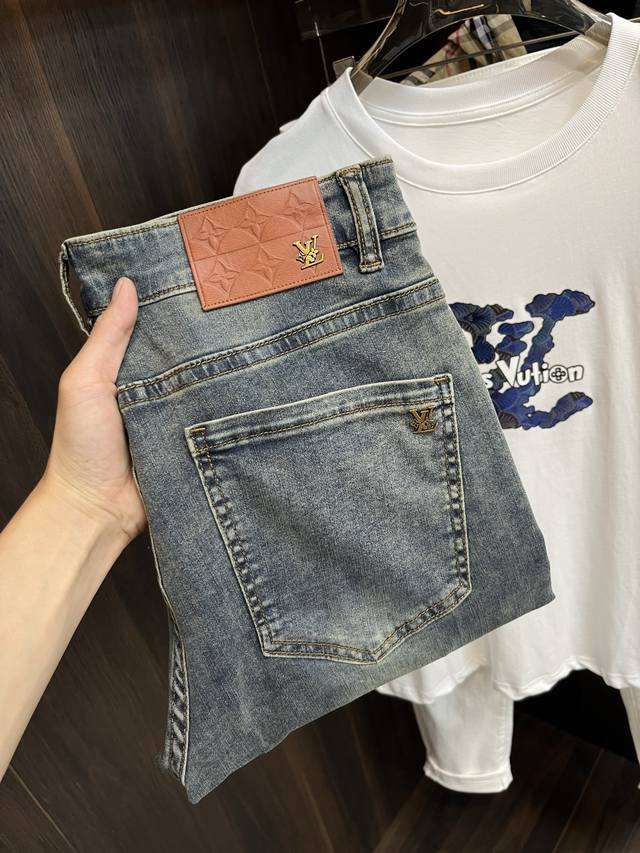 主推 Lv 驴牌 独家专供新款秘潮男时尚休闲牛仔裤，高端欧版原单裤子，潮流时尚休闲裤子 透气舒适度高，细节无可挑剔，品牌元素设计理念，体现高品质。呈现休闲裁剪，