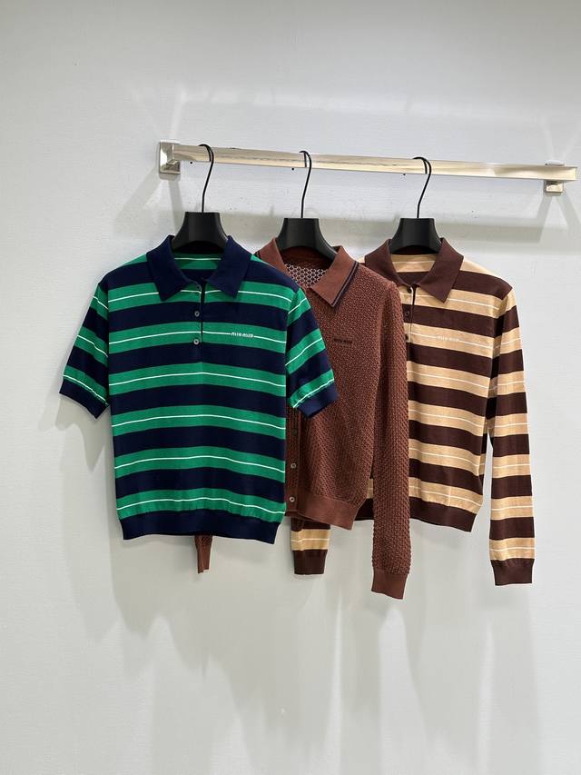 25Ss春夏新款 条纹Polo针织短袖上衣A独家高版出品翻领Polo上衣裁剪上身呈现体闲慵懒的穿搭格调 通体蓝绿白条纹粗细交错 钮扣半开襟色增加穿搭美高休闲感