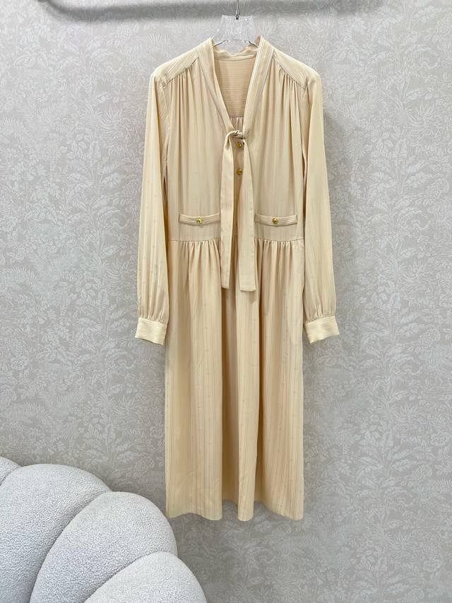 Celin* 25新款米杏色提花飘带100%真丝连衣裙 高版出品！内外两层全部桑蚕丝 轻盈飘逸 用料十足 裙身腰部做了褶皱 上身特别显瘦 日常约会度假都很美 轻