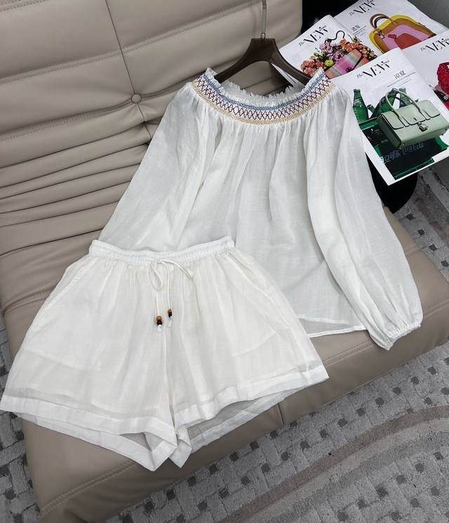 时髦小众设计 25Ss 夏季最新款重磅度假风套装一字肩刺绣线上衣+短裤 精致刺绣点缀～很有细节感 一字披肩设计太爱了 腔调休闲感 很有范 自带街拍博主感觉 一套