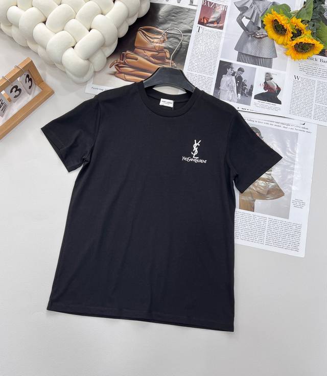 Ysl 字母印花休闲短袖T恤，采用100%密织棉质面料绵柔触感，亲肤透气 面料很有质感手感柔软舒适，上身挺阔度好！ 胸前小字母刺绣Logo点缀！ 版型好随意穿，