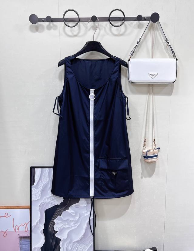 Prada2025新款拉链背心裙，定制Yb进口环保再生尼龙材质 质感光泽 挺括有型 拉链背心裙剪裁 成衣大体素色利用剪裁和细节提升精致度 前襟白色撞色全开襟拉链
