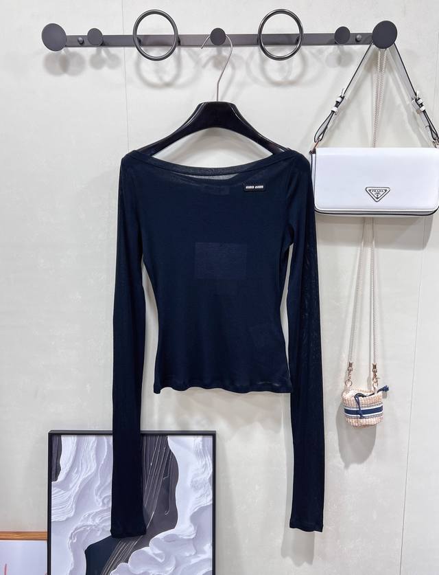 Miumiu 徽标小Logo一字领薄款打底衫长袖T恤 低调奢华，质感之选* - 经典徽标小Logo，简约而不简单，展现Miumiu的精致格调。 - 一字领设计，