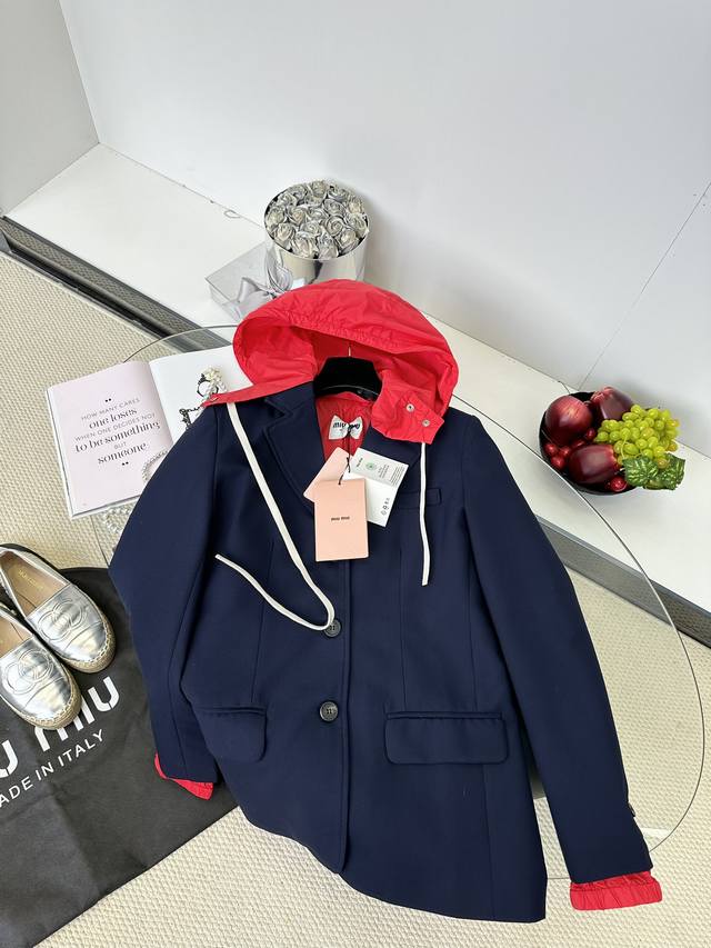 25早秋 Miumiu新款撞色连帽西装夹克外套绝绝子简约百搭的色系随便搭配也不会出错还能营造出干练的气质 宽松廓形休闲随意袖口假两件设计弱化西装硬朗感 更添一丝