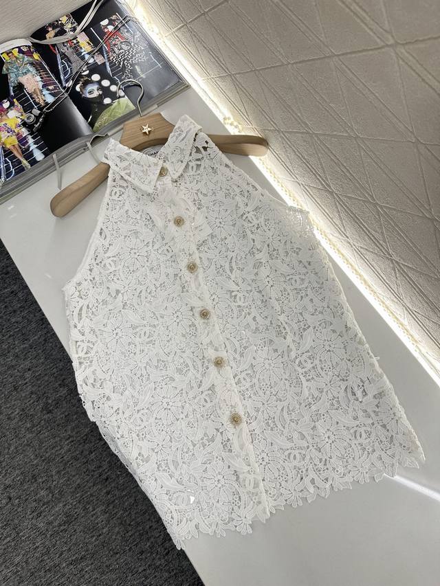 Chane*2025新品上架 重工绣花挖肩上衣 定制Yb进口重工水溶绣花材质 肌理明显 透气舒适 挖肩上衣版型 采用挂脖处理 利落廓形修饰肩颈线条 腰身直筒宽松