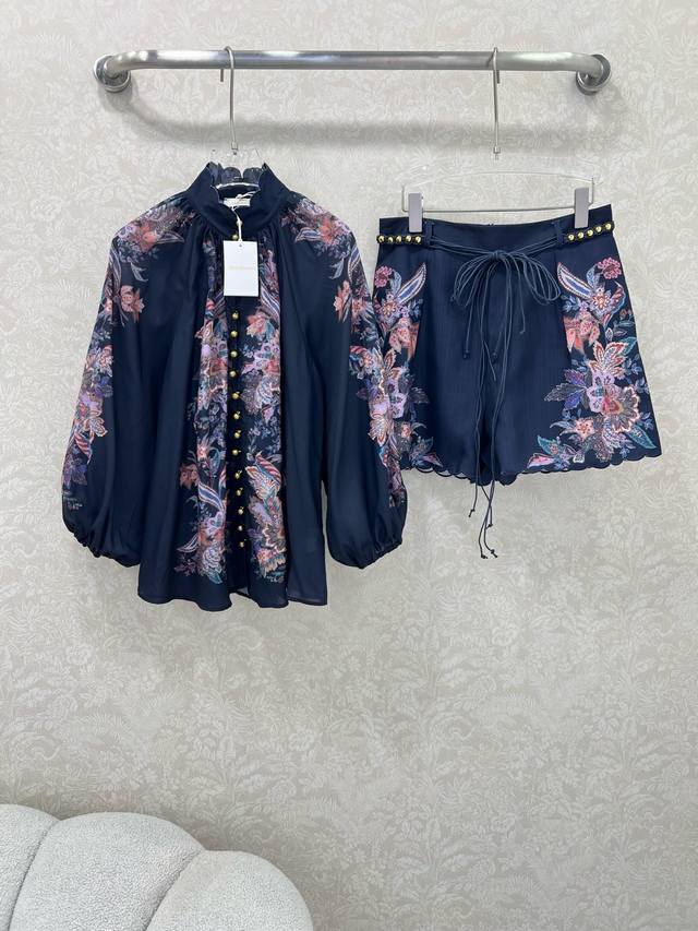 新出藏蓝色Zimmerman*兹 默曼 25新款套装 溜肩印花上衣+高腰短裤套装 搭配定制腰带 整套出售 Zim风拉满 紫罗兰定位奢华的图案人间富贵花品质尽显高