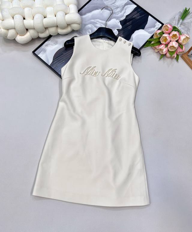 Miumiu新款珍珠字母串珠无袖连衣裙 简洁无袖线条，利落勾勒肩颈美感，自带松弛又高级的气场 胸前珍珠字母串珠是灵魂一笔，细腻光泽碰撞品牌辨识度，让简约裙身瞬间