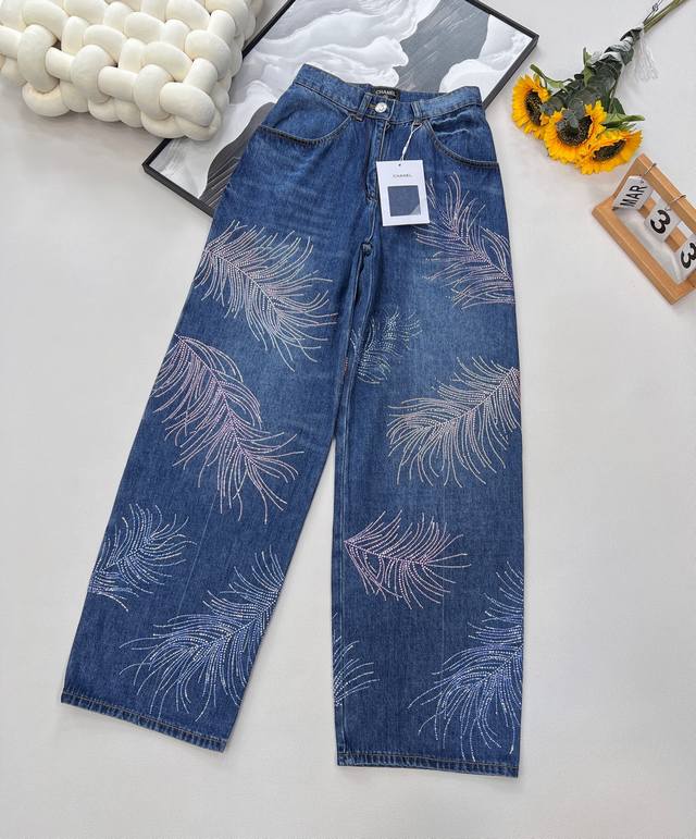 Chanel25S春夏新款羽毛烫钻牛仔裤丨独家Yb开发！高版出品！经典牛仔蓝面料，质感超棒。裤身羽毛钻石设计太有巧思，细节满满，在复古中又透着灵动与精致，不愧是