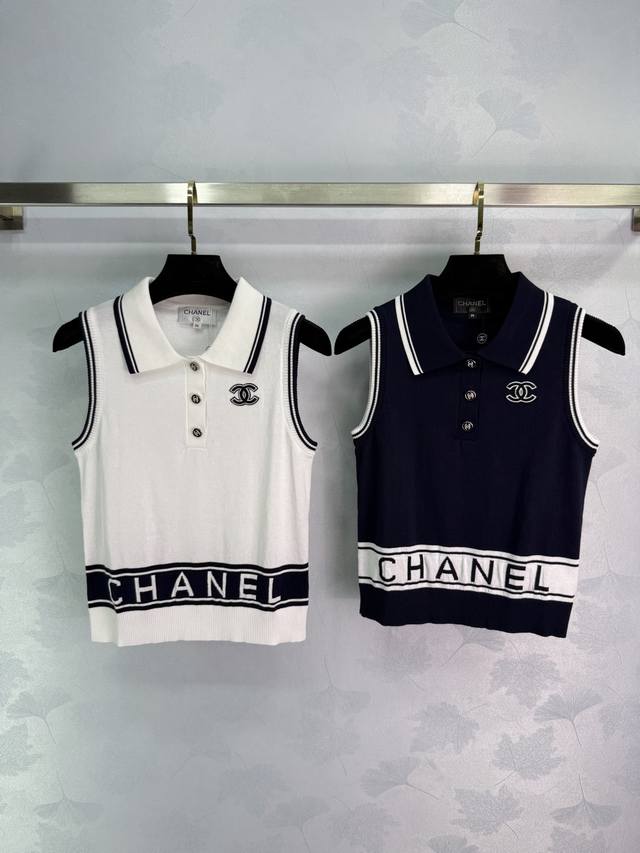 Chane* 2025春夏最新系列！翻领针织无袖背心！定制丝毛纱线织造 质感舒适透气 翻领针织背心剪裁 胸前标志性刺绣字母徽标 彰显品牌格调 版型宽松包容身材